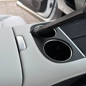 Mit dem Kärcher CVH 3 Plus wird ein Getränkehalter gestaubsaugt