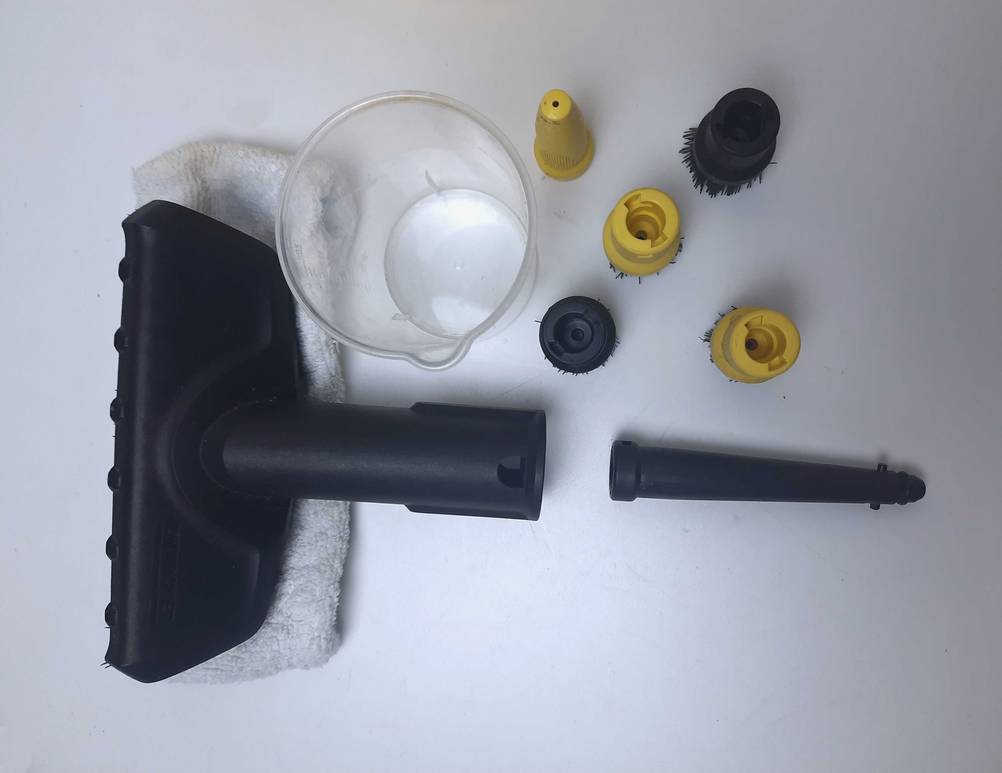 Zubehör des getesteten Kärcher-Dampfreinigers liegt auf dem Tisch.