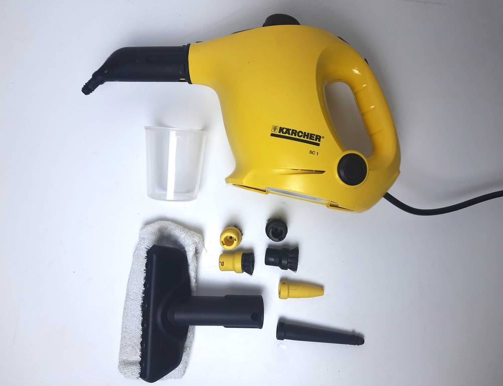 Getesteter Kärcher-Dampfreiniger liegt neben einigem Zubehör.