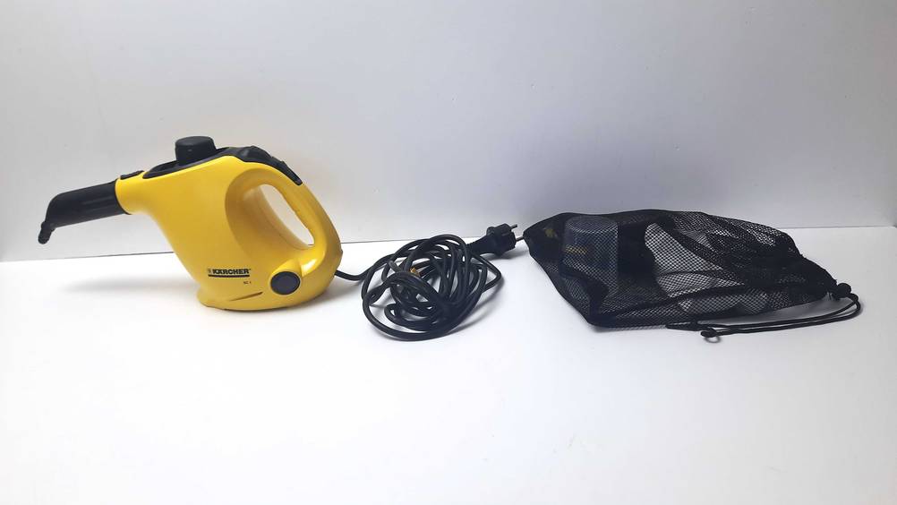Kärcher-Dampfreiniger im Test: Gerät befindet sich neben einem Netz.