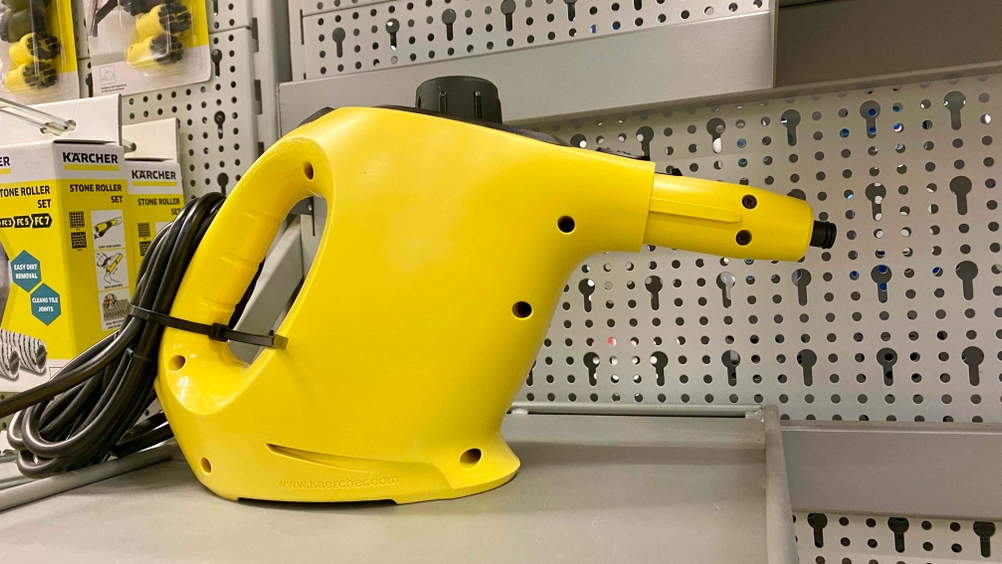 Ein Dampfreiniger von der Seite in einem Regal stehend.