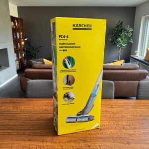 Der Karton des Kärcher FC 4-4 steht auf einem Tisch
