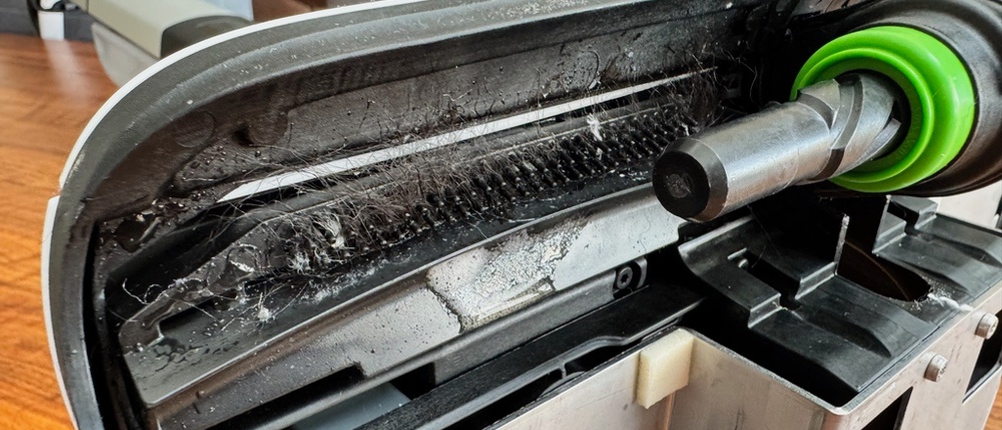 Haare hängen am Bodenstück des Kärcher FC 4-4