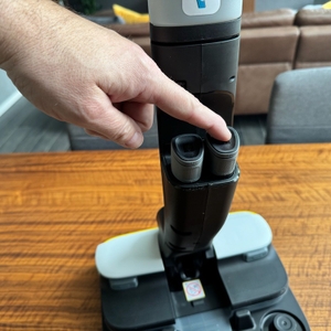 Eine Hand drückt auf einen Knopf des Kärcher FC 4-4