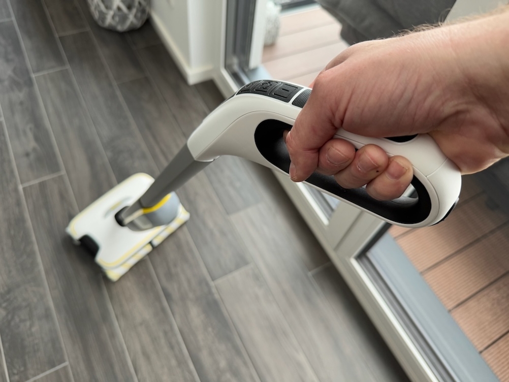 Saugwischen mit dem Kärcher FC 7 auf einem Fliesenboden