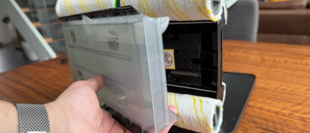 Wasserbehälter an die Unterseite des Kärcher FC 7 klemmen