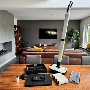 Kärcher FC 7 und Zubehör auf dem Tisch