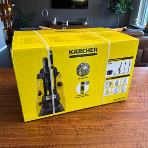 Der Karton des Kärcher K 5 Premium Power Control Flex Home liegt auf einem Tisch