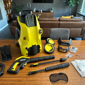 Der Lieferumfang des Kärcher K 5 Premium Power Control Flex Home liegt auf einem Tisch