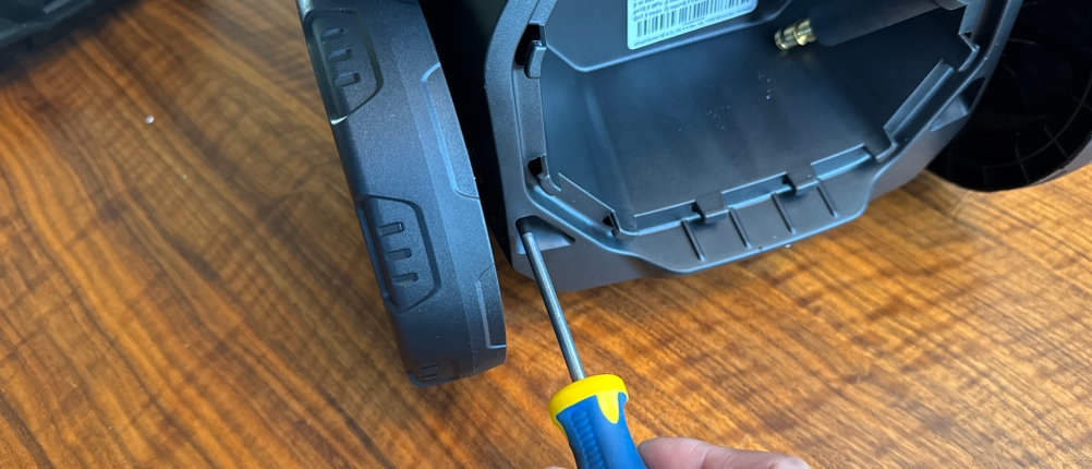 Mit einem Schraubenzieher wird etwas am Kärcher K 5 Premium Power Control Flex Home festgeschraubt