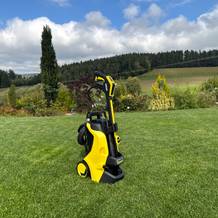 Der Kärcher K 5 Premium Power Control Flex Home steht auf einer Rasenfläche