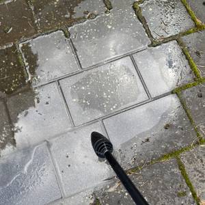 Eine gepflasterte Fläche wurde mit dem Kärcher K 5 Premium Power Control Flex Home gereinigt