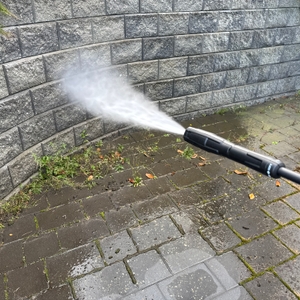 Ein kleiner Nebelstrahl kommt aus dem Kärcher K 5 Premium Power Control Flex Home