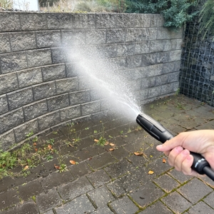 Ein Nebelstrahl kommt aus dem Kärcher K 5 Premium Power Control Flex Home