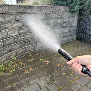 Ein Nebelstrahl kommt aus dem Kärcher K 5 Premium Power Control Flex Home