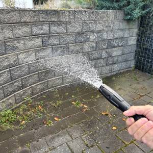 Ein Wasserstrahl kommt aus dem Kärcher K 5 Premium Power Control Flex Home