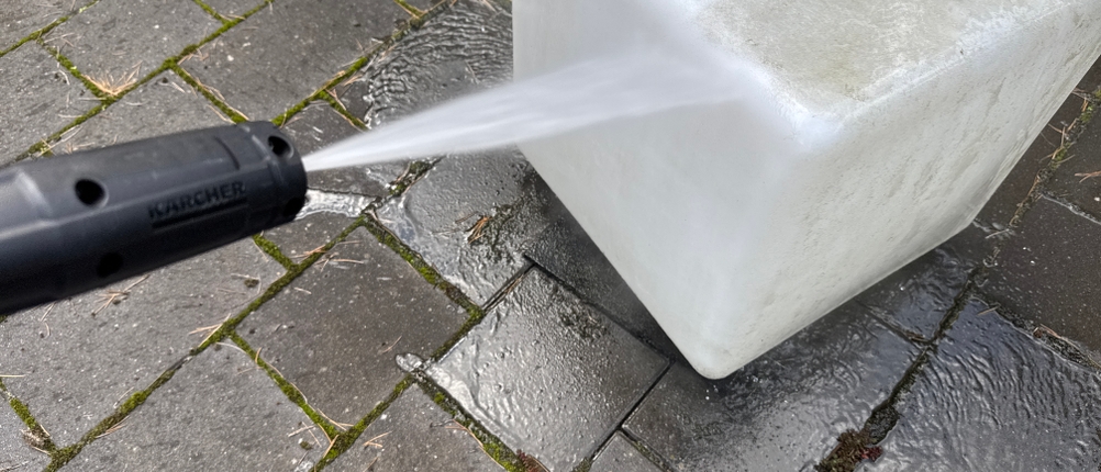 Ein Leuchtwürfel wird mit dem Kärcher K 5 Premium Power Control Flex Home gereinigt
