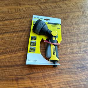 Die Kärcher-Multifunktions-Spritzpistole Plus liegt in ihrer Verpackung auf einem Tisch