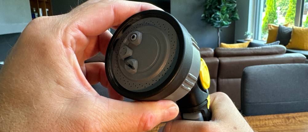 Der Strahl der Kärcher-Multifunktions-Spritzpistole Plus wird von einer Hand eingestellt