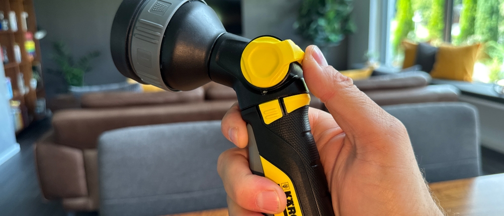 Eine Hand stellt die Stärke des Strahls der Kärcher-Multifunktions-Spritzpistole Plus ein