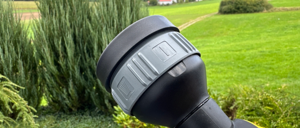 Die Kärcher-Multifunktions-Spritzpistole Plus ist auf einen dünnen Strahl eingestellt