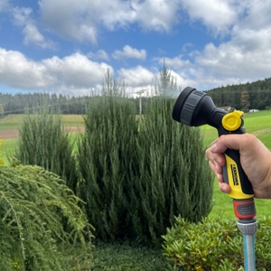 Ein kegelförmiger Strahl kommt aus der Kärcher-Multifunktions-Spritzpistole Plus