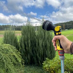 Ein flacher Strahl kommt aus der Kärcher-Multifunktions-Spritzpistole Plus