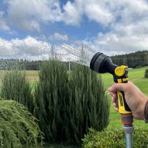 Ein Duschstrahl kommt aus der Kärcher-Multifunktions-Spritzpistole Plus