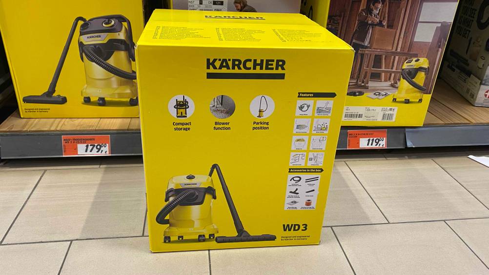 Ein verpackter Kärcher-Nass-Trockensauger steht zum testen auf einem Fliesenboden.