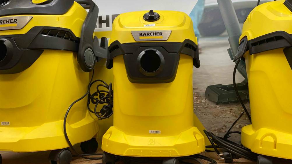 Mehrere Kärcher Nass-Trockensauger stehen zum testen nebeneinander.