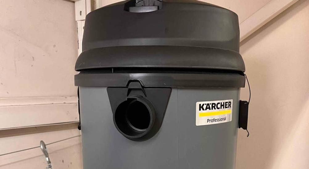 Kärcher-Staubsauger im Test: Detailaufnahme des Schlauchanschlusses und Deckel des professionellen Staubsaugers.