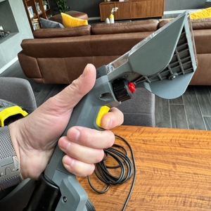 Finger drückt auf den Knopf beim Kärcher Puzzi 8/1