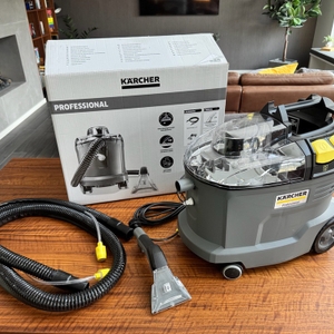 Karton, Gerät und Schlauch des Kärcher Puzzi 8/1