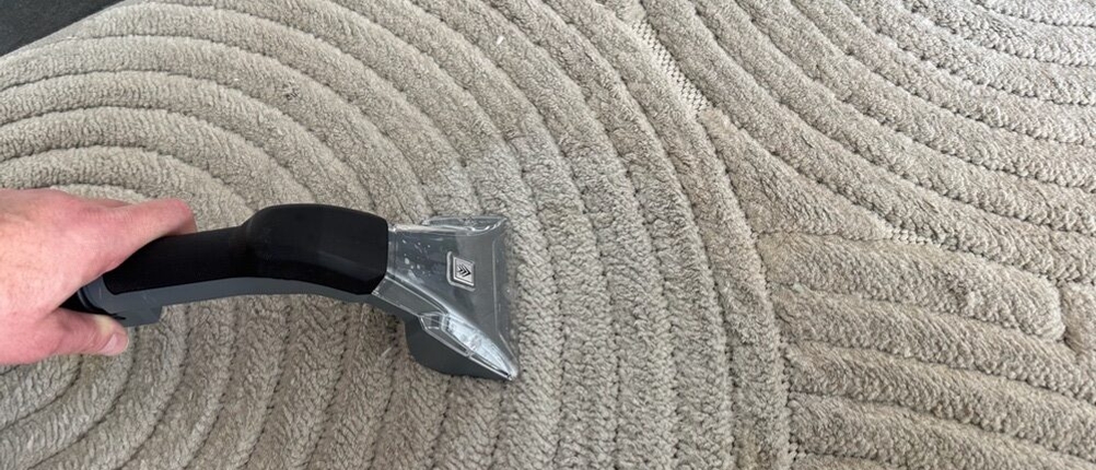 Die Düse des Kärcher Puzzi 8/1 reinigt einen Teppich