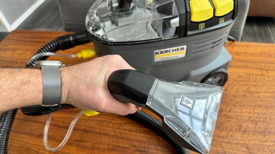 Handgerät des Kärcher Puzzi 8/1 wird gehalten