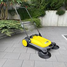 Die Kärcher S 4 Twin steht auf Pflaster.