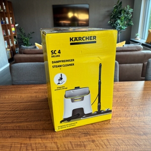 Der Karton des Kärcher SC 4 Deluxe steht auf einem Tisch