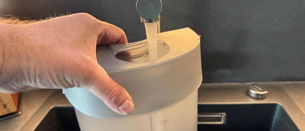 Wasser wird in den Behälter des Kärcher SC 4 Deluxe eingefüllt