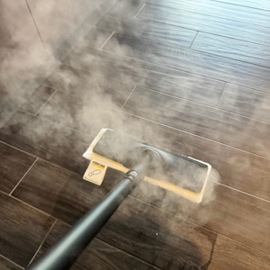 Dampf in der Luft, während mit dem Kärcher SC 4 Deluxe ein Fliesenboden gereinigt wird