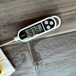 Ein Thermometer unter dem Pad des Kärcher SC 4 Deluxe zeigt 97,8°C an