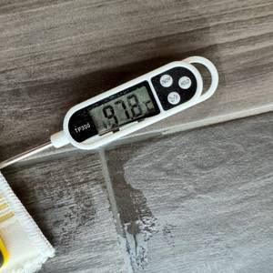 Ein Thermometer unter dem Pad des Kärcher SC 4 Deluxe zeigt 97,8°C an