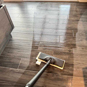 Der Kärcher SC 4 Deluxe beim Reinigen von Fliesenboden