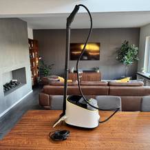 Der Kärcher SC 4 Deluxe steht auf einem Tisch