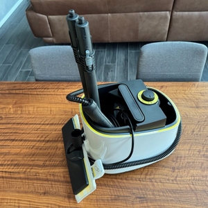 Der auseinandergebaute Kärcher SC 4 Deluxe steht auf einem Tisch