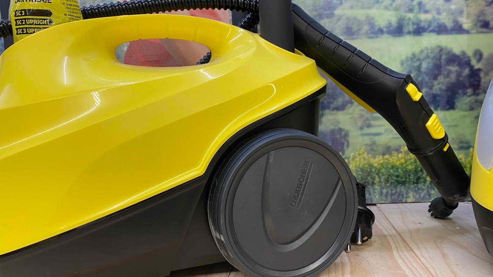 Nahaufnahme des Rades eines Dampfreinigers im Test.