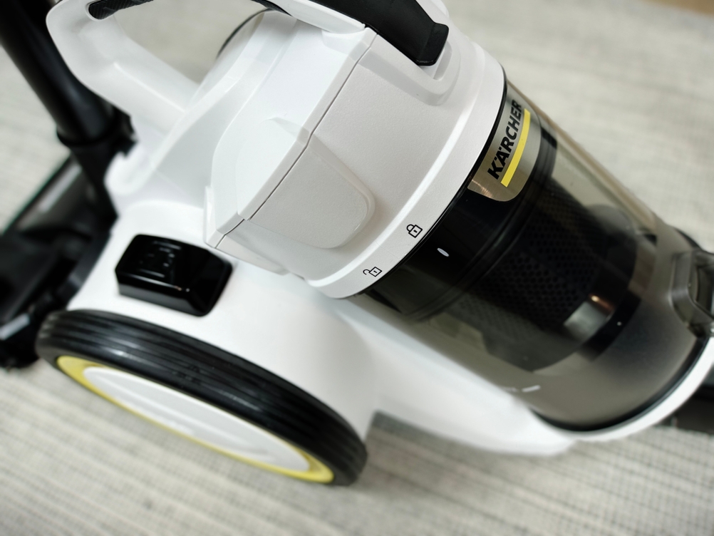 Seitliche Ansicht des Kärcher VC 3 ohne Staubbeutel. Der transparente Staubbehälter ist gut zu erkennen.