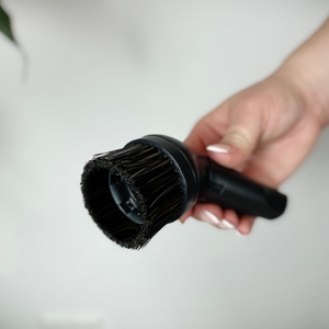 Die Polsterdüse des Kärcher VC 3 wird in der Hand gehalten. Die Düse hat eine breite Öffnung mit Borstenring.