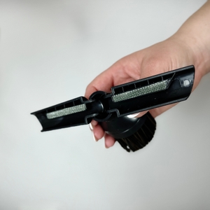 Die Teppichdüse des Kärcher VC 3 mit Textilstreifen wird in der Hand gehalten. Die Unterseite ist gut sichtbar.