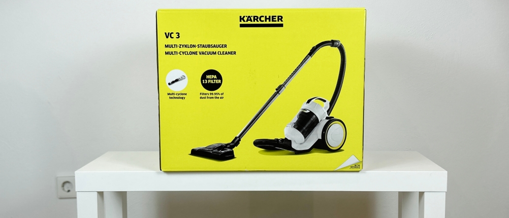 Die Vorderseite der Verpackung des Kärcher VC 3 zeigt das Produktbild und technische Merkmale wie Multi-Zyklon-Technologie und HEPA-Filter.