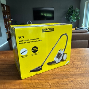 Der Karton des Kärcher VC 3 steht auf einem Tisch
